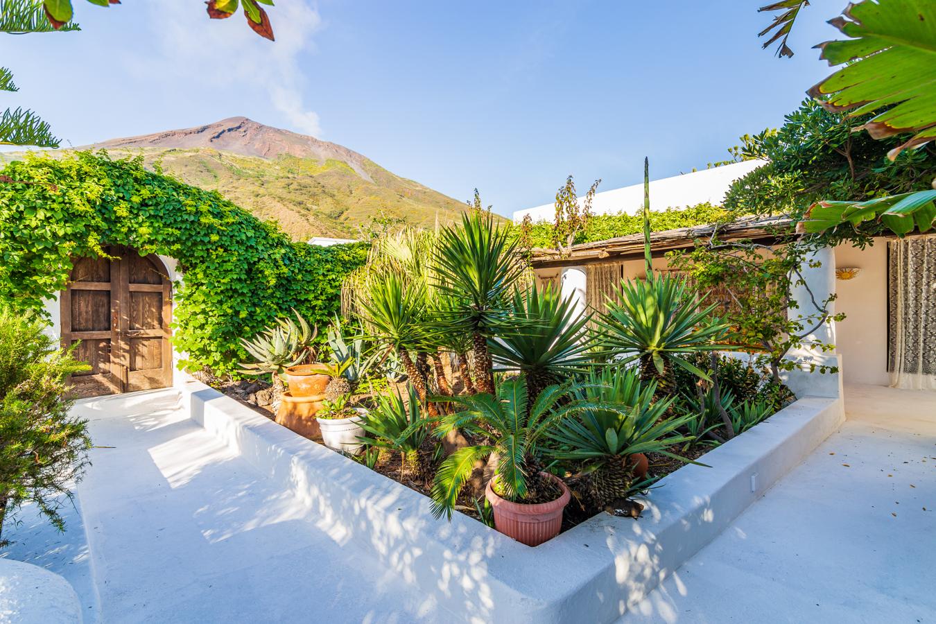 Terrazas y jardines que rodean la casa. Los  casi 300 m2 de exteriores destacan por el acceso exclusivo al mar; el helipuerto cercano a la propiedad y las terrazas y jardines que rodean la vivienda.