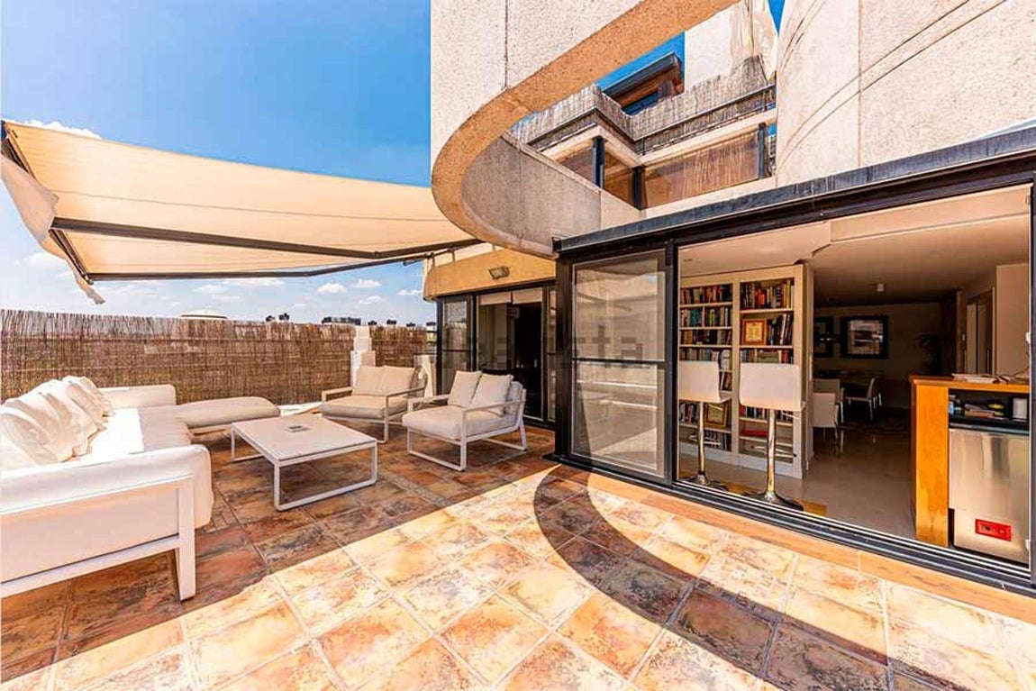 La vivienda, situada en una de las mejores urbanizaciones de Aravaca, consta de dos plantas y tiene una amplia terraza, solarium y hasta un jacuzzi. 