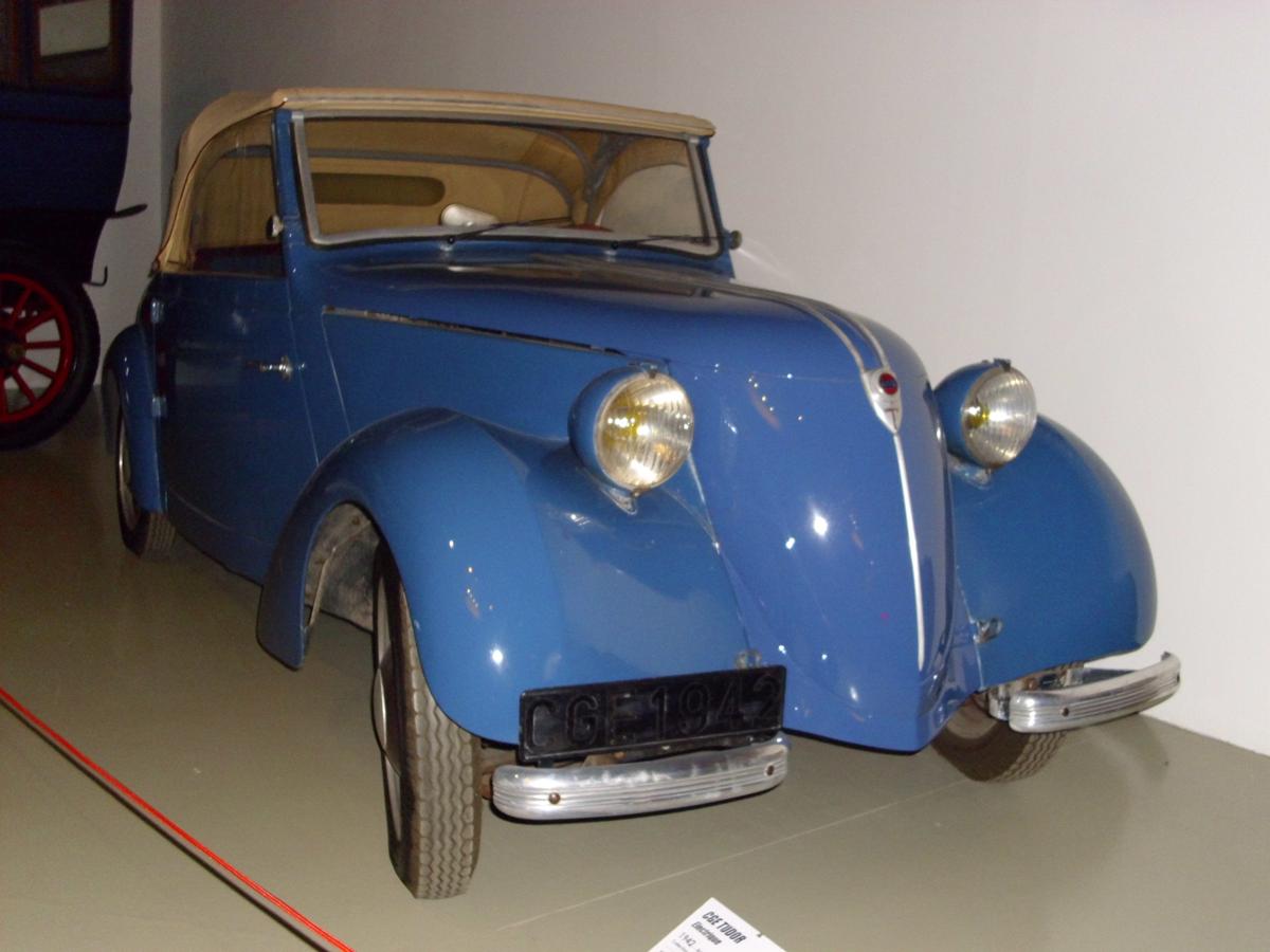 CGE-Tudor eléctrico, 1942. A finales de 1940, condicionado por las restricciones de producción de automóviles causadas por la guerra, Jean-Albert Grégoire recibió una propuesta de la Compagnie générale d'électricité para estudiar un automóvil pequeño con motor eléctrico, el "CGE-Tudor", que sería construido por la "Compañía de acumuladores Tudor". La parte eléctrica se confió a Paul Rapin, que eligió un motor de corriente continua que permitía la recuperación de la energía de desaceleración en el momento del frenado. Su fabricante viajó de París a Tours sin cargar la batería a 42 km/h. Batió el récord de la época