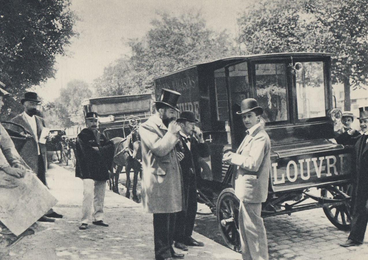 Automóviles de reparto 1899. Esta fotografía fue tomada en pleno reparto de mercancías y el carruaje de la imagen funcionaba con motor eléctrico, como tantos otros en su época