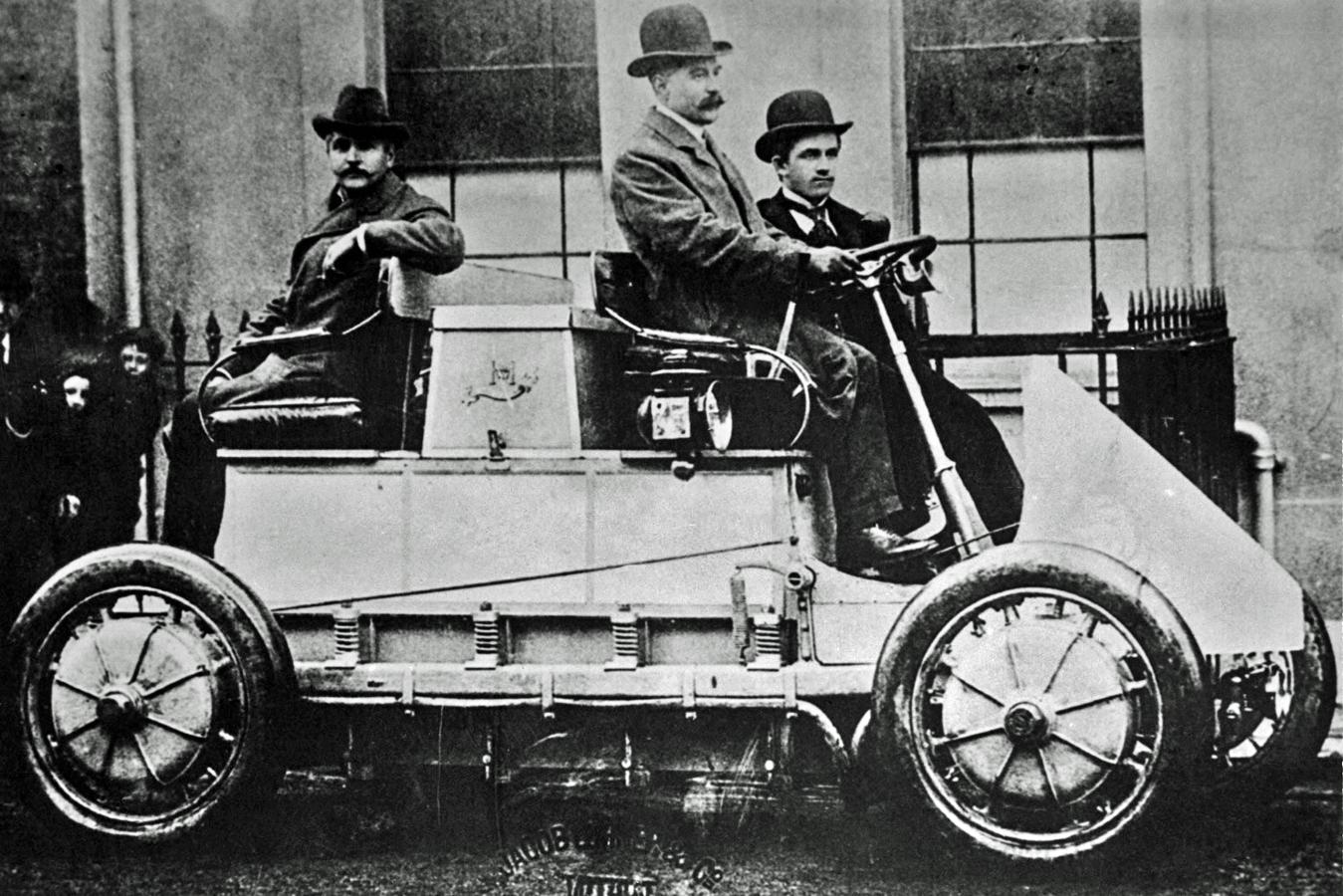 Lohner Porsche, 1898. El primer coche fabricado por Ferdinand Porsche fue eléctrico. Se lo encargó Jacob Lohner y al carrocero lutón E.W. Hart lo impresionó tanto el prototipo de Porsche que no sólo envió a Lohner su primera orden, también le encargó un ejemplar para utilizarlo como vehículo personalEl automóvil estaba propulsado por un motor eléctrico pesaba solo 130 kilos y ofrecía una potencia de 3 caballos, que podían aumentar hasta 5 CV. Superaba los 25 km/h.