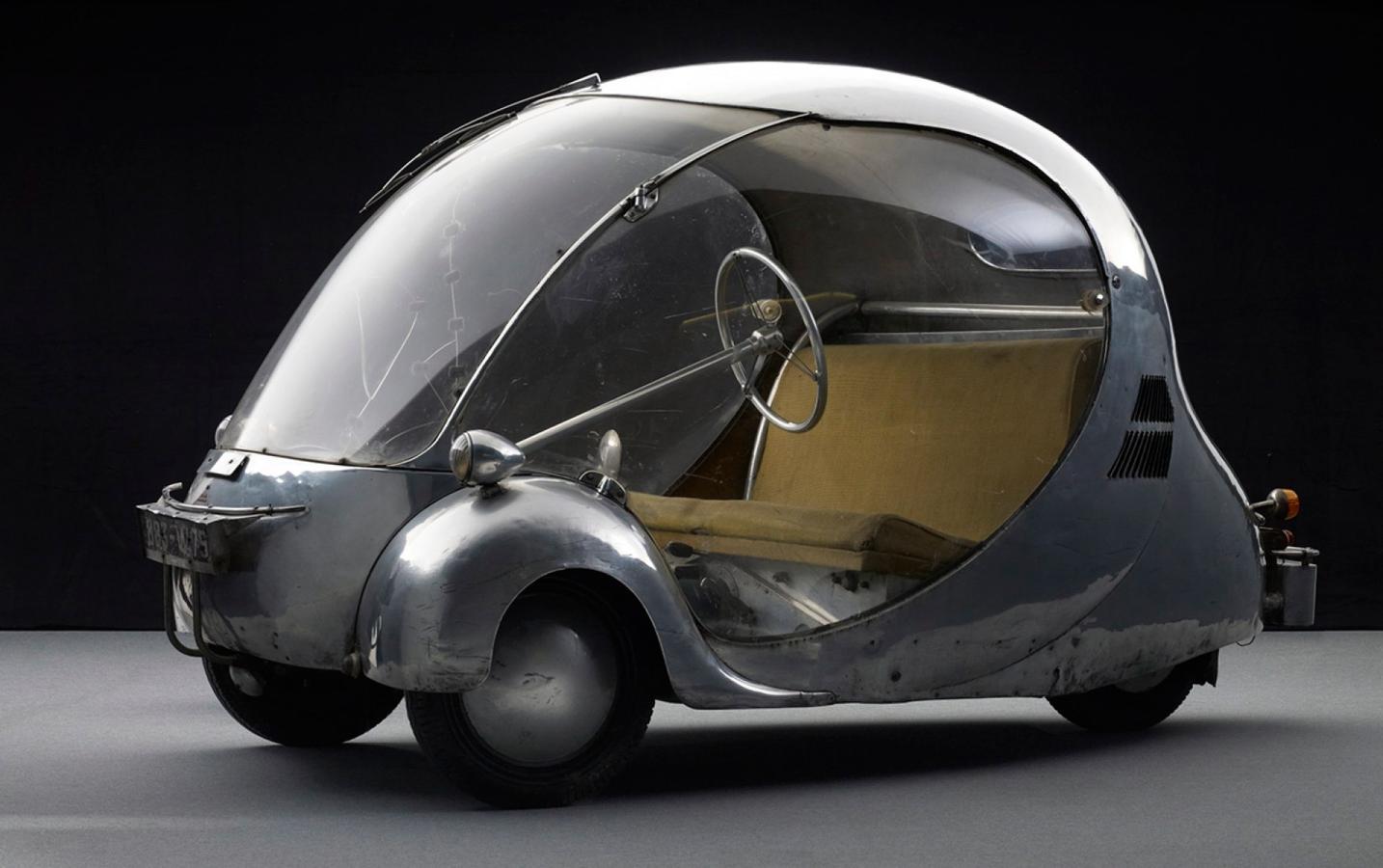 L'Oeuf, 1942. Este modelo concebido por el arquitecto Paul Arcens se quedó en propotype porque nunca llegó a comercializarse, sin embargo merece un hueco entre los coches memorables dado su diseño futurista e innovador. El coche alcanzaba los 70 km/h y estaba fabricado con aluminio prexifglas