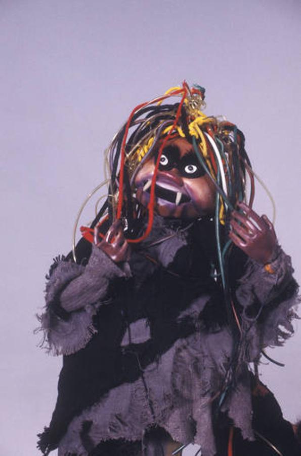 Bruja Avería. Era la marioneta más famosa de «La bola de cristal». La reina de la maldad, capaz de hacer explotar cualquier cosa, sus frase célebre era «Soy Avería y aspiro a una alcaldía».