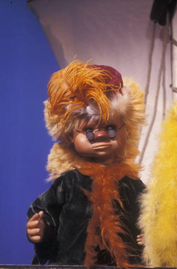 Maese Cámara. A este muñeco de «La bola de cristal» le encantaba la imagen. Era famosos por sus pequeñas gafas de cristales de culo de vaso y su anticuado aspecto. Su frase era: «Desenseñar a desaprender cómo se deshacen las cosas».