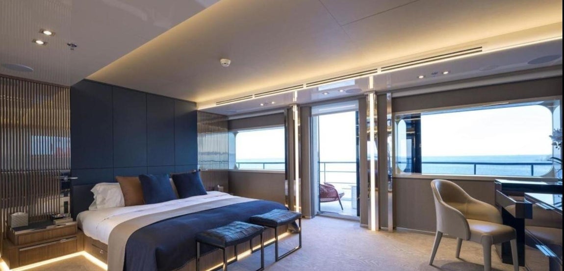 Serenity. Además de en la enorme suite principal, el barco acoge a sus pasajeros en otros 6 camarotes VIP, 4 camarotes dobles y 2 camas pullman