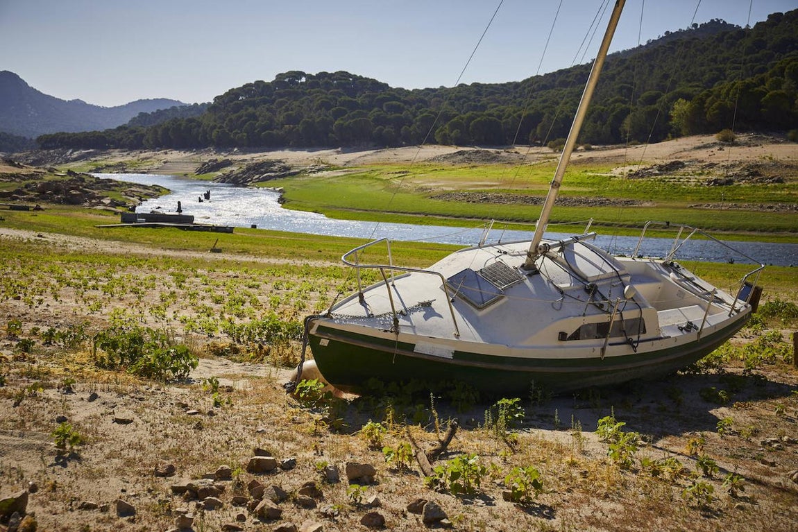 La sequía en el embalse de San Juan, en imágenes: barcos encallados y embarcaderos a ninguna parte