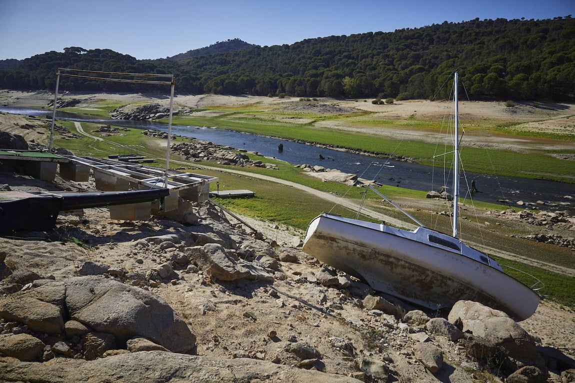 La sequía en el embalse de San Juan, en imágenes: barcos encallados y embarcaderos a ninguna parte