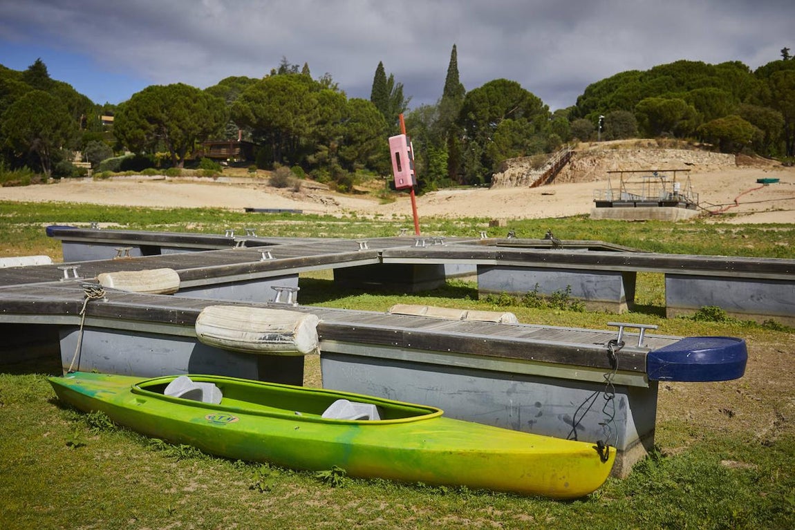 La sequía en el embalse de San Juan, en imágenes: barcos encallados y embarcaderos a ninguna parte