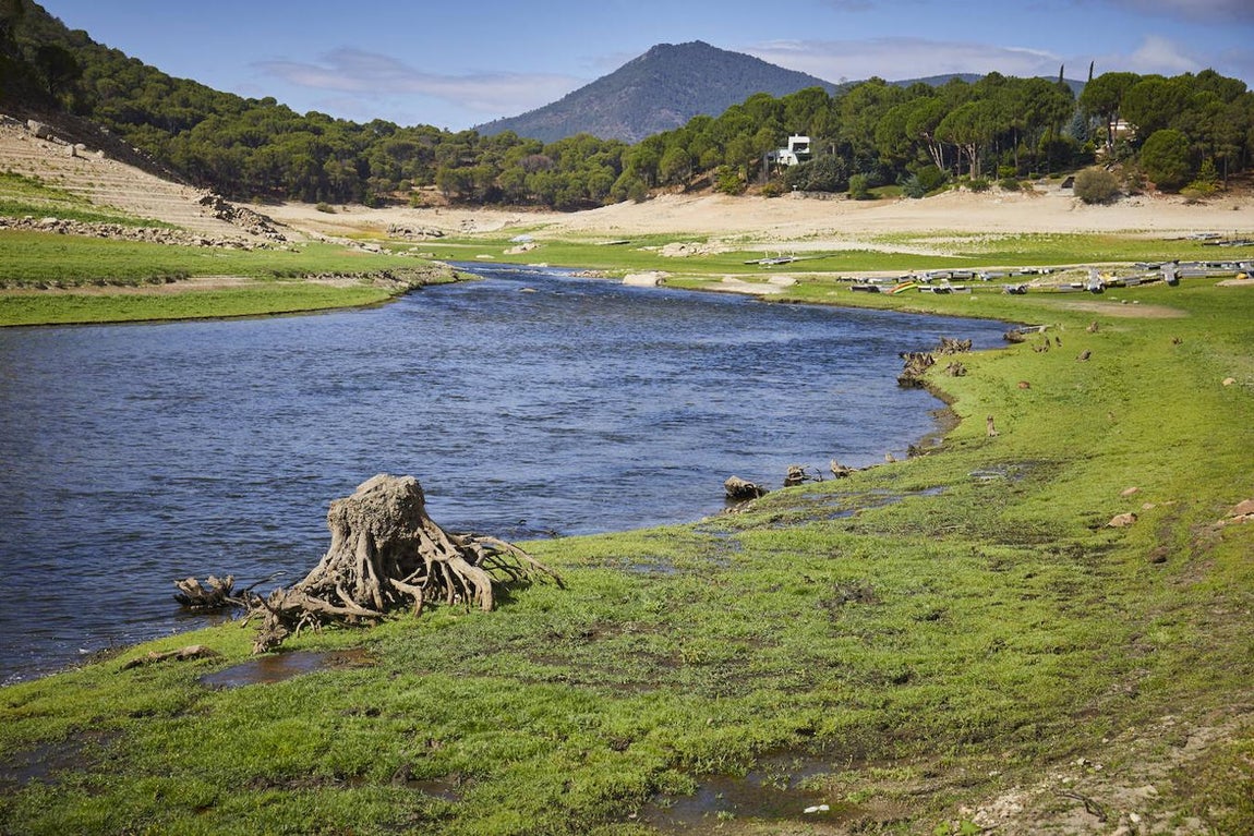 La sequía en el embalse de San Juan, en imágenes: barcos encallados y embarcaderos a ninguna parte