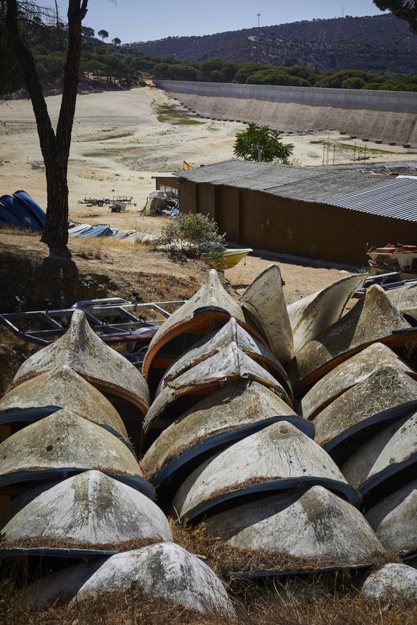 La sequía en el embalse de San Juan, en imágenes: barcos encallados y embarcaderos a ninguna parte