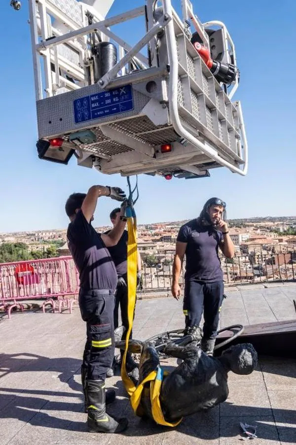 Los bomberos retiran la estatua de homenaje a Bahamontes en Toledo