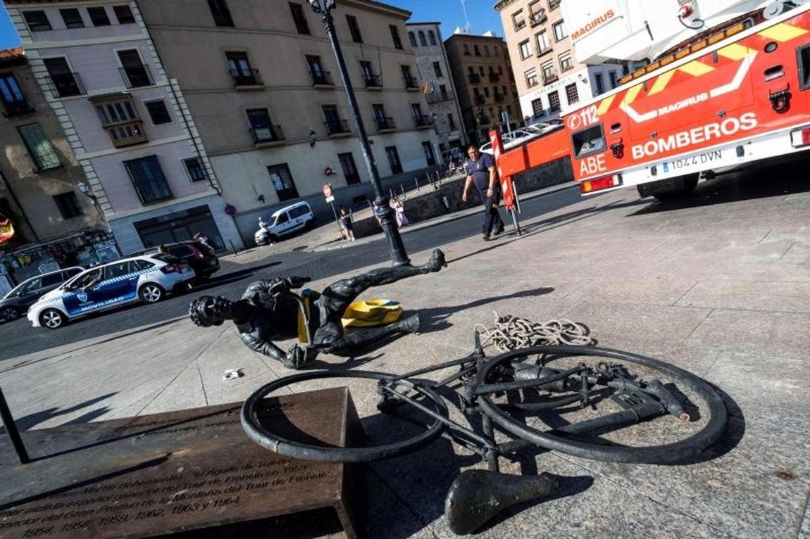 Los bomberos retiran la estatua de homenaje a Bahamontes en Toledo
