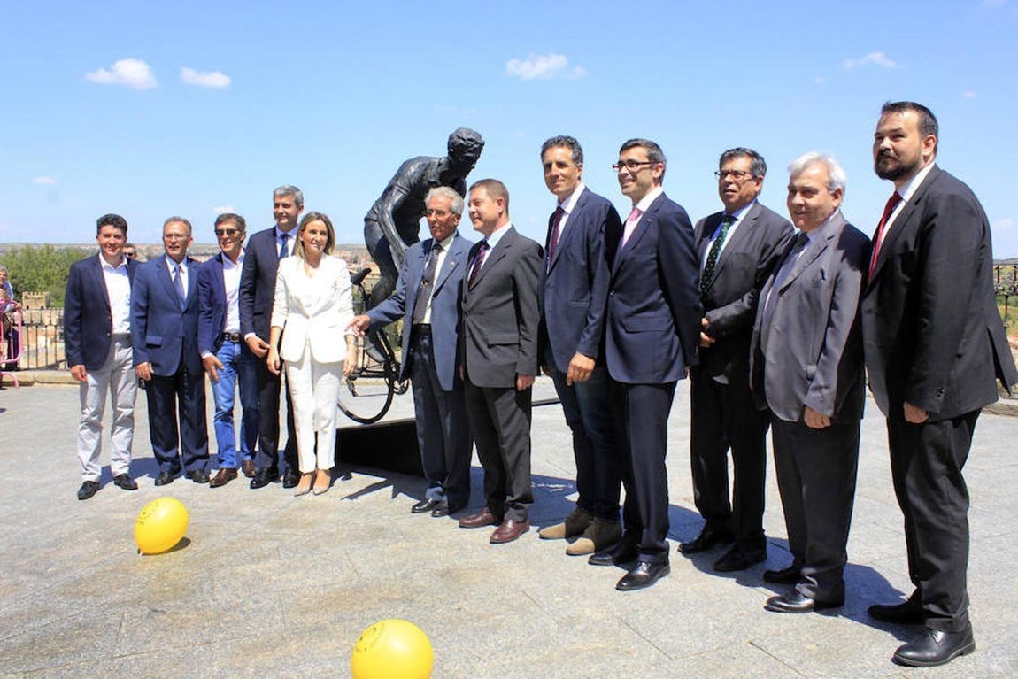 Inauguración de la escultura. 