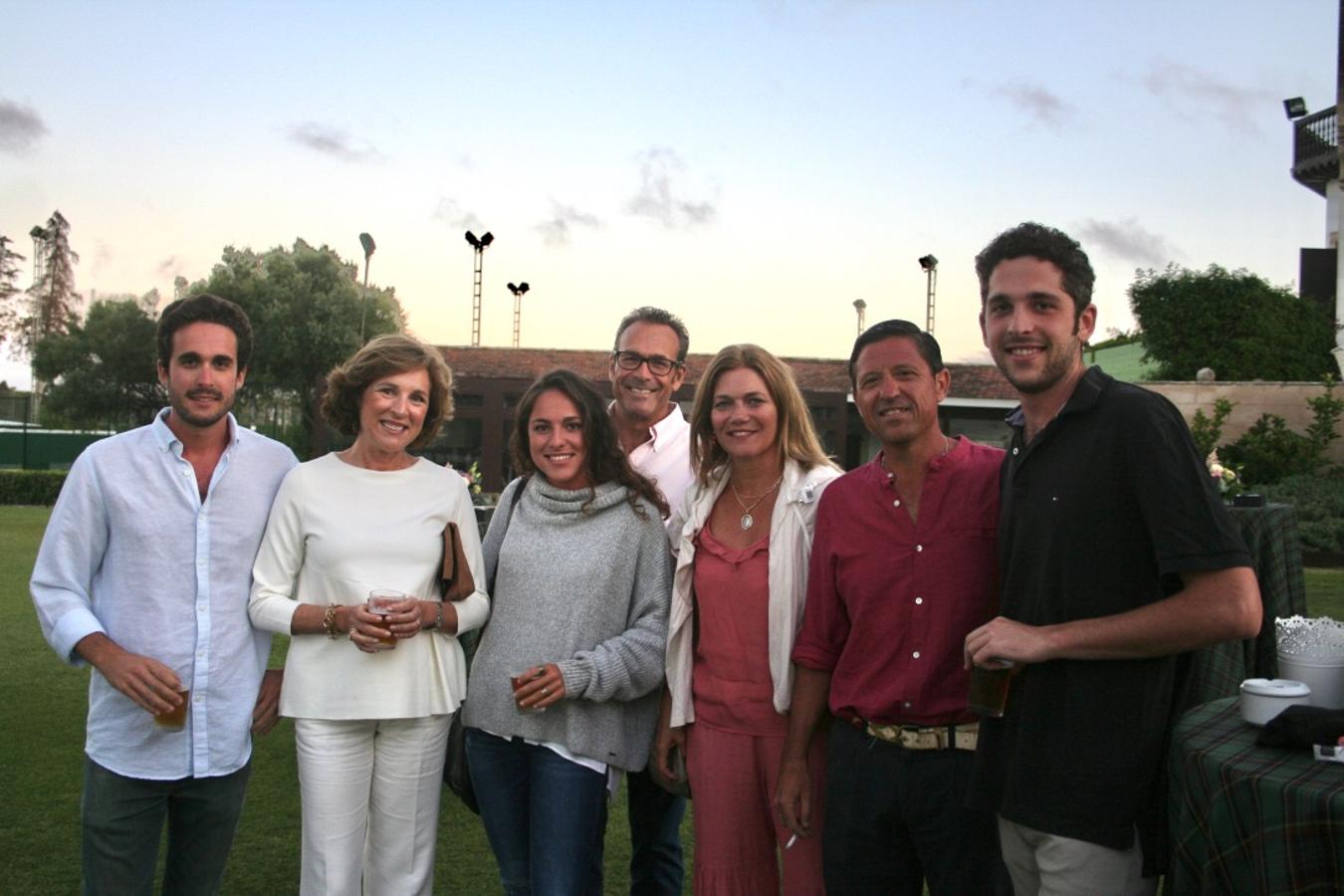 Stephen Cook García, Carmen García Muñoz, Claudia Cook García, Steve Cook, Marta Bollullos, José Miguel Bernal y Carlos Cook García.. 