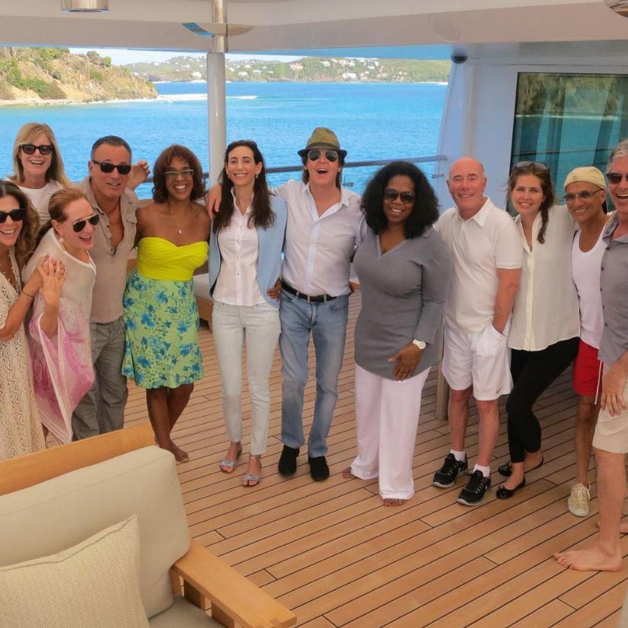 David Geffen es asiduo a compartir en Instagram todas las visitas que recibe en el yate; y en esta imagen podemos verle junto a la presentadora Oprah Winfrey y otras celebridades.