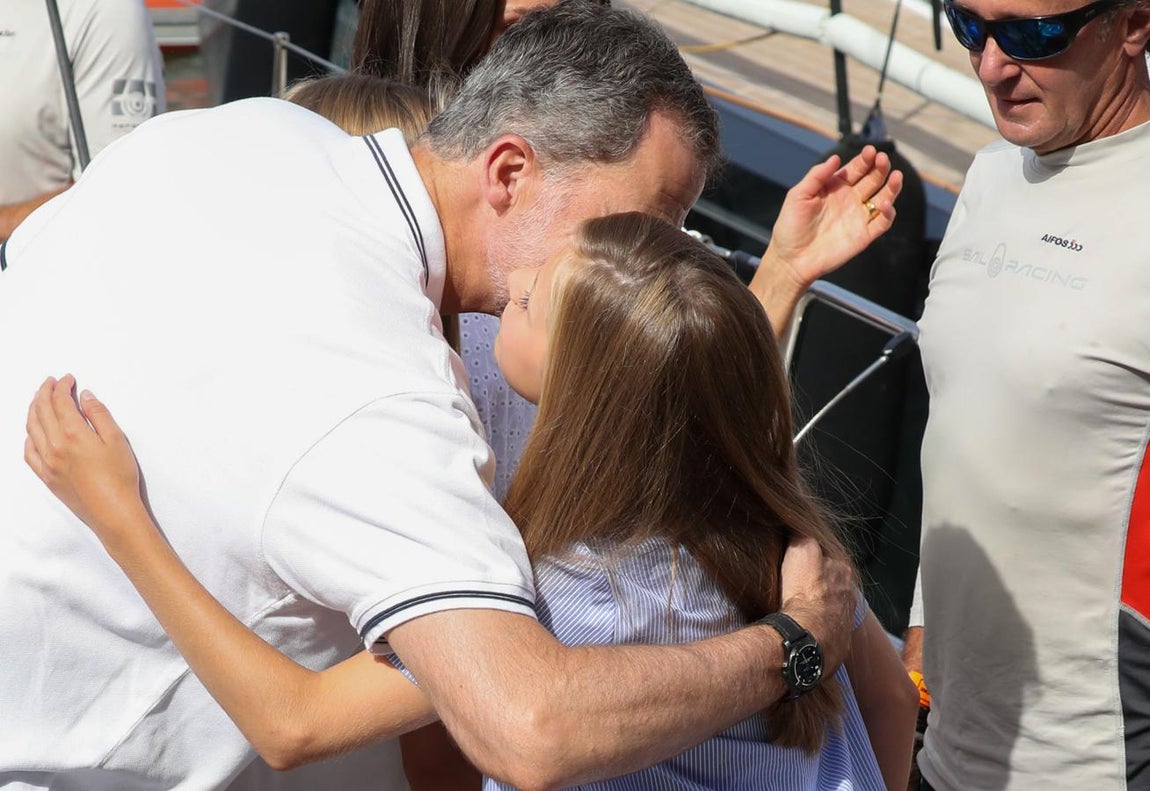 Los Reyes y sus hijas han llegado este jueves a la sede del Real Club Náutico de Palma poco después de las diez de la mañana. Los cuatro han posado sonrientes a la entrada del edificio ante los medios de comunicación