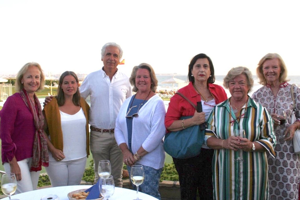 Pilar Barra, Fátima Barra, Daniel Alberola, Maripe Barquín, Aurelia Seras, Keka Barquín y Lolita Barquín.