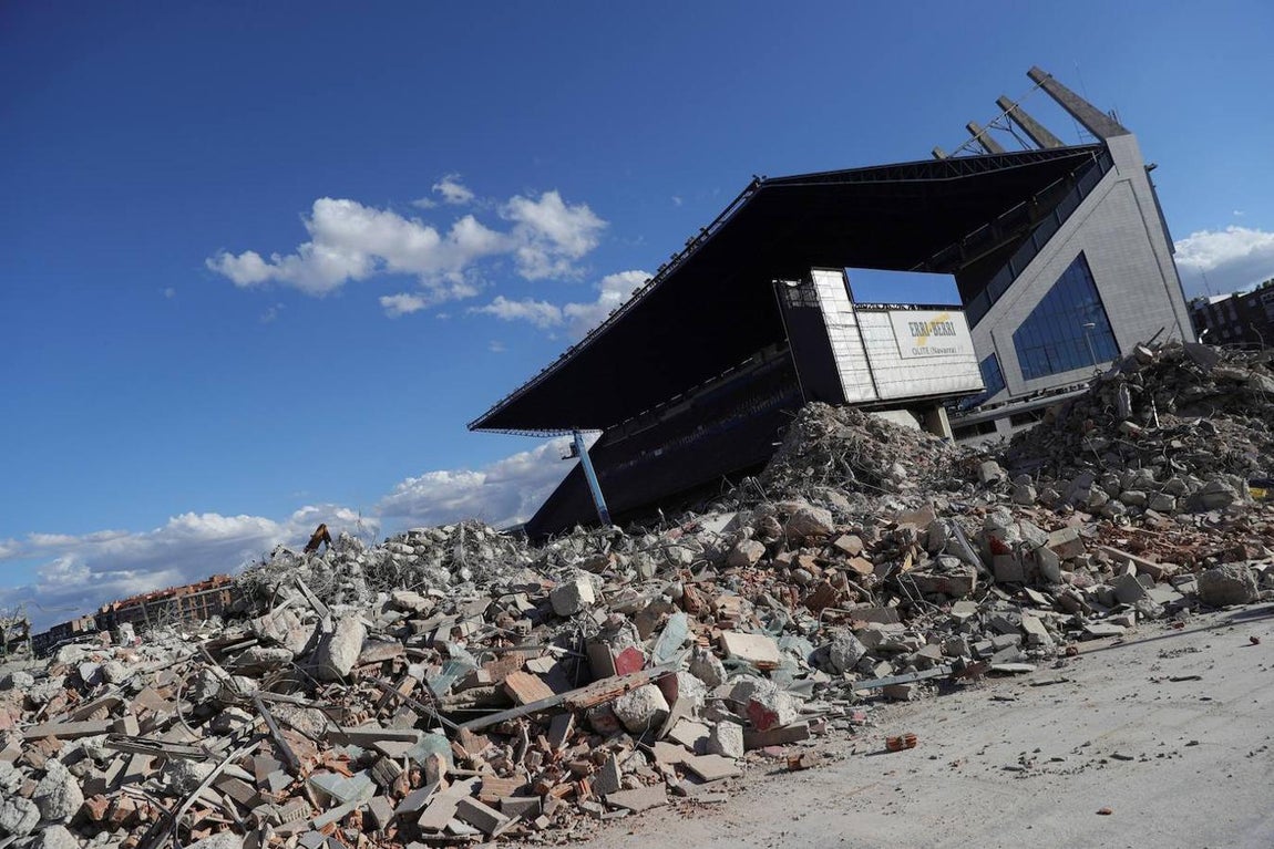 La antigua casa del Atlético ya está siendo demolida. 
