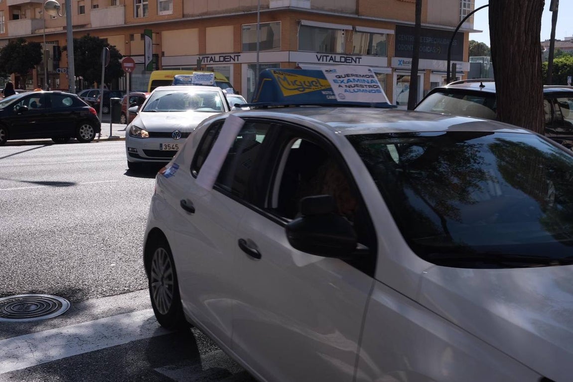 Las imágenes de la marcha de protesta de las autoescuelas de la provincia de Cádiz