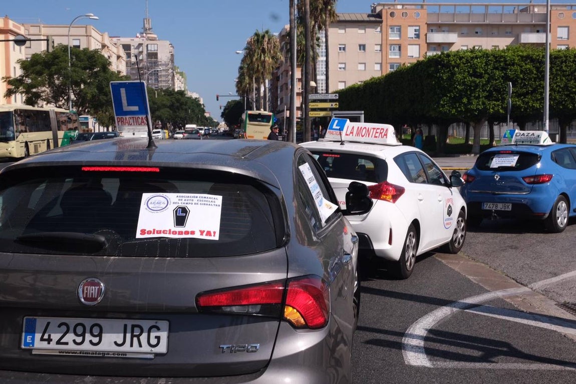 Las imágenes de la marcha de protesta de las autoescuelas de la provincia de Cádiz