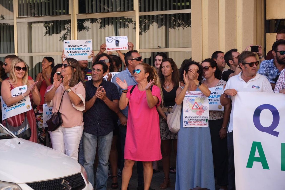Las imágenes de la marcha de protesta de las autoescuelas de la provincia de Cádiz