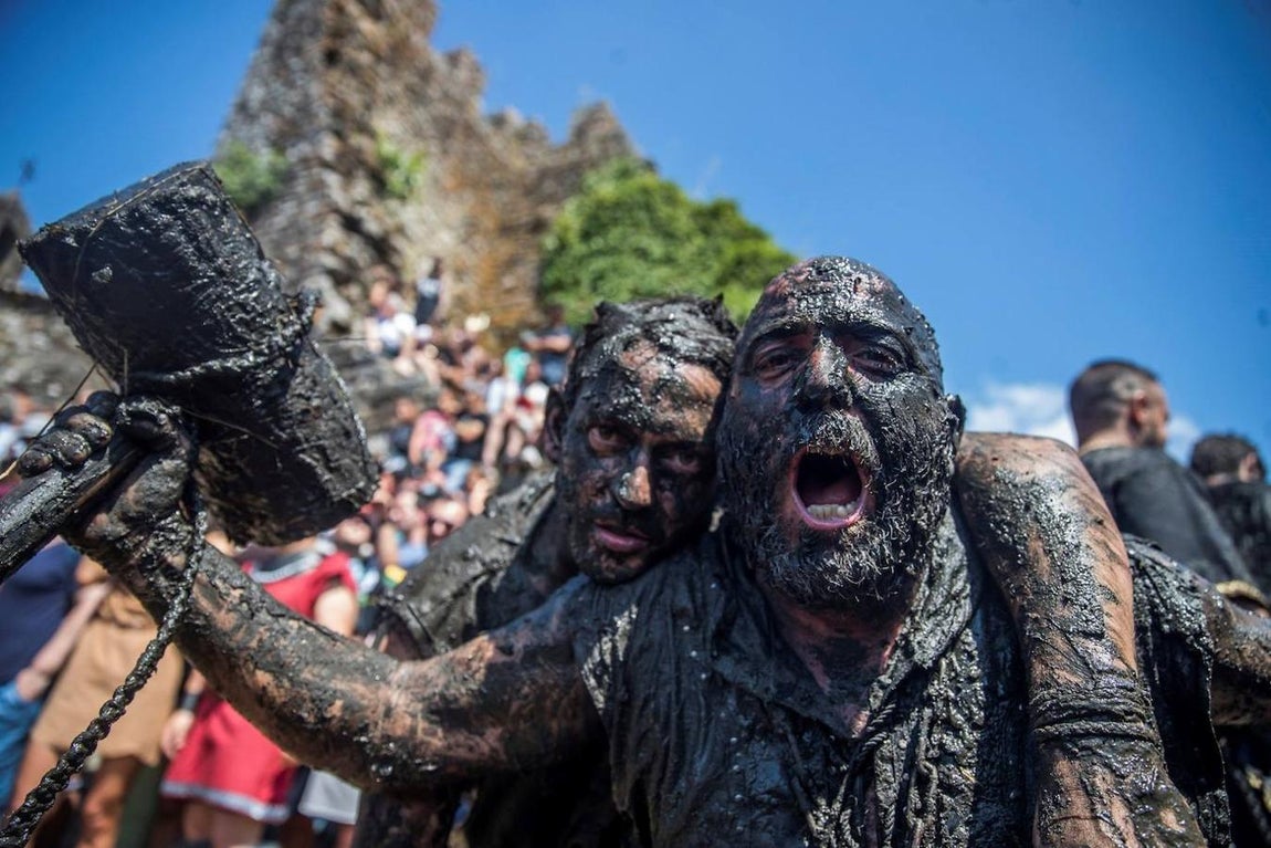 Espadas, cuchillos o martillos de madera, todo ayuda en el fragor de la batalla. 