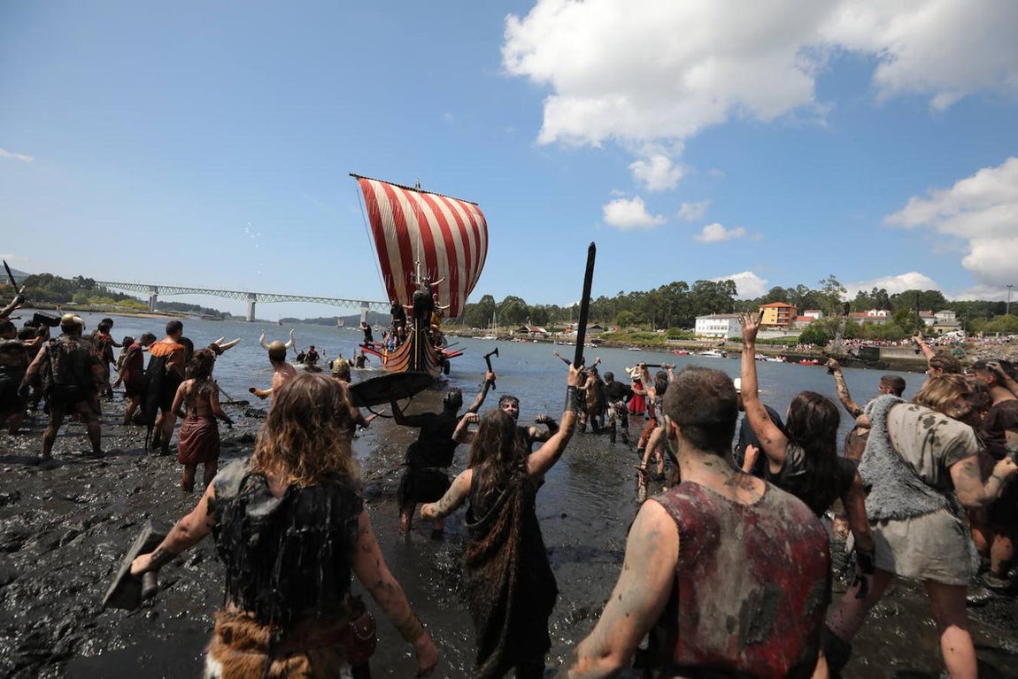 Disfrazados a modo de guerreros vikingos y sobre una nave vikinga (drakkar) simulan el ataque que aconteció en el pueblo y el posterior desembarco cerca de la zona de las Torres del Oeste. 