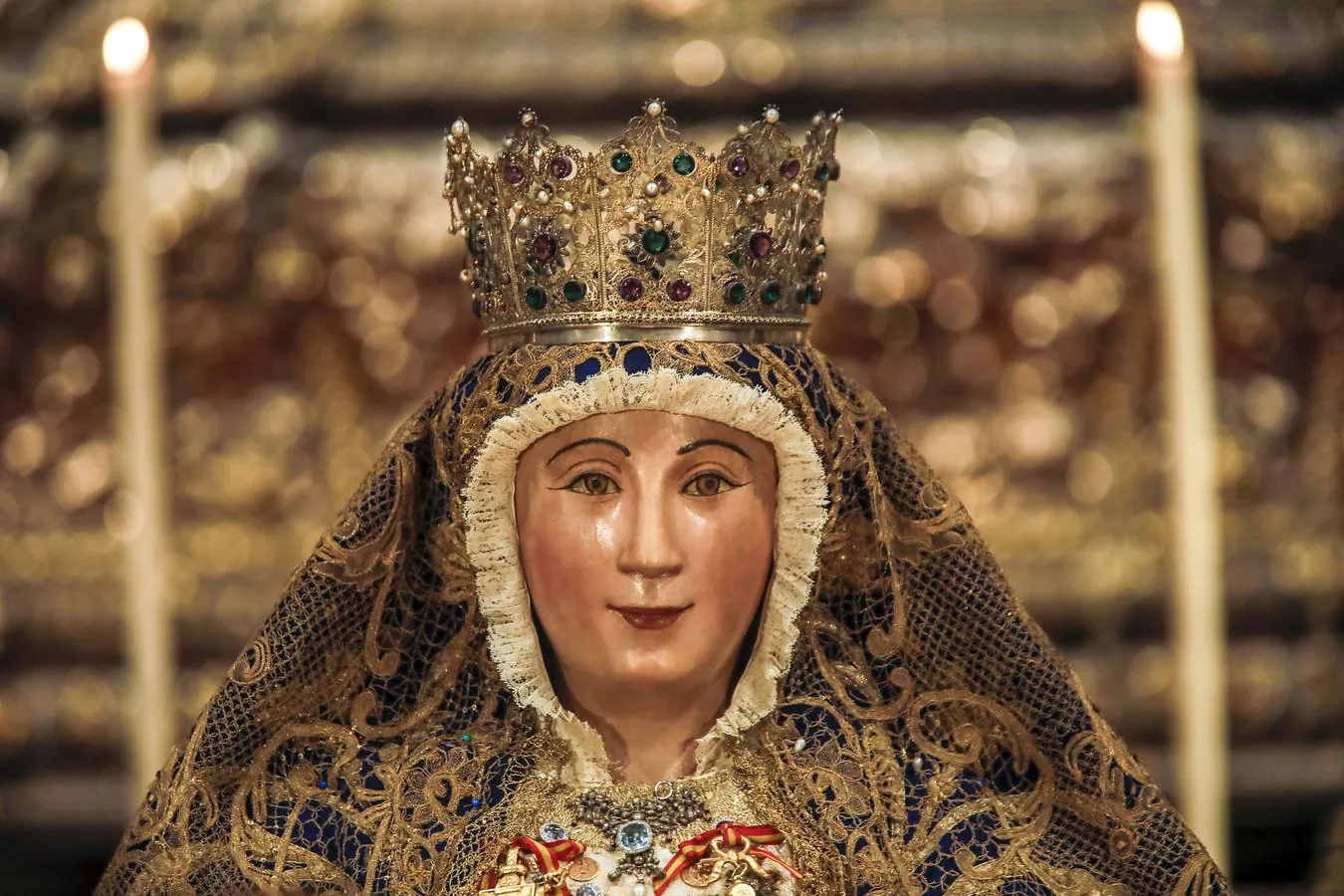 Colas en la Catedral para el besamanos de la Virgen de los Reyes