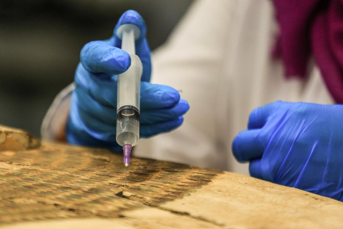 Así dan lustre al sarcófago de Tuntankamón