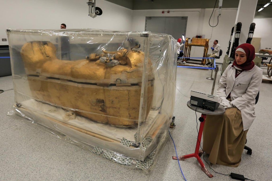 Así dan lustre al sarcófago de Tuntankamón