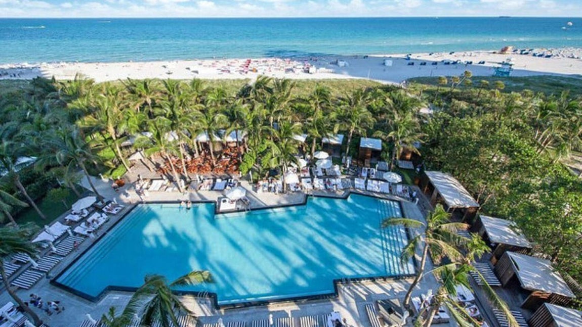 A tres minutos de la playa. Pero no imagines que todos los apartamentos tienen los mismos precios… Vivir en este exclusivo bloque puede llegar a costar 5 millones de euros, pero la mayoría de los apartamentos se han puesto a la venta por 22 millones, mucho más asequibles que el precio que van a desembolsar los Beckham.