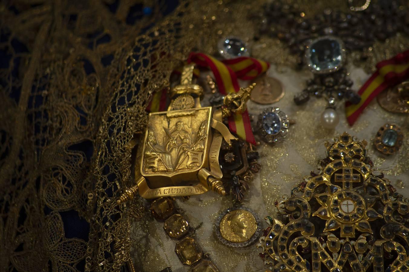 Los detalles del primer besamanos de la Virgen de los Reyes