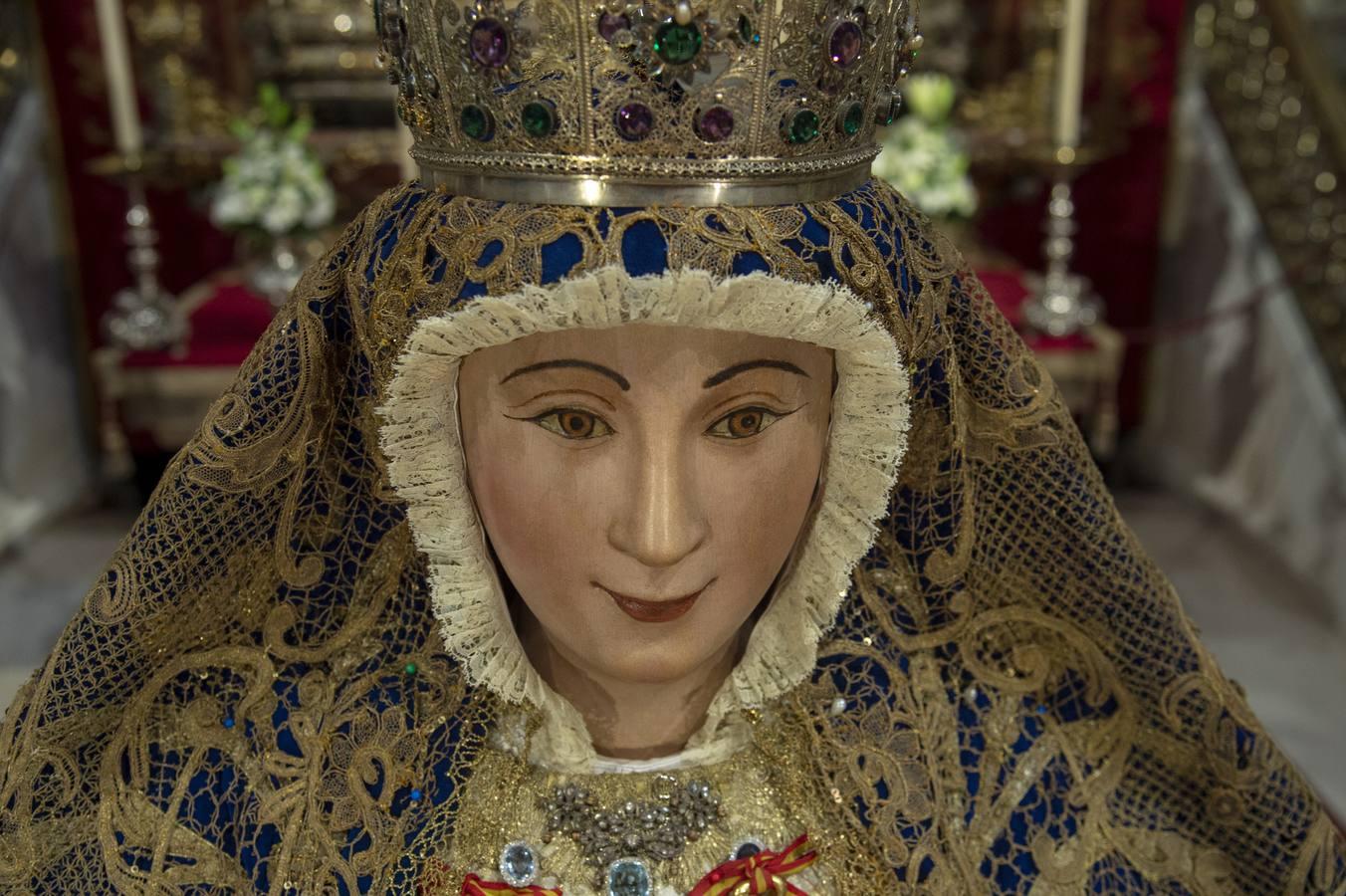 Los detalles del primer besamanos de la Virgen de los Reyes