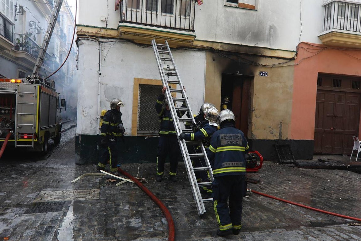 FOTOS: Así ha sido el aparatoso incendio de la plaza de las Viudas en Cádiz
