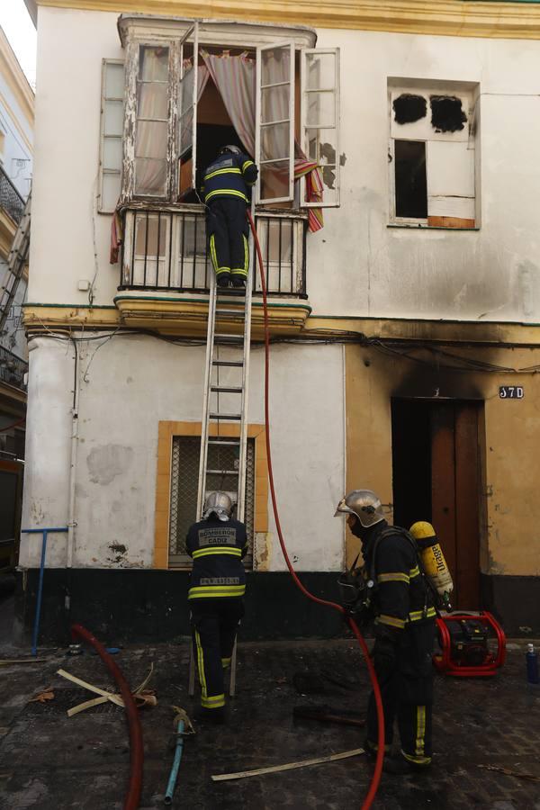 FOTOS: Así ha sido el aparatoso incendio de la plaza de las Viudas en Cádiz