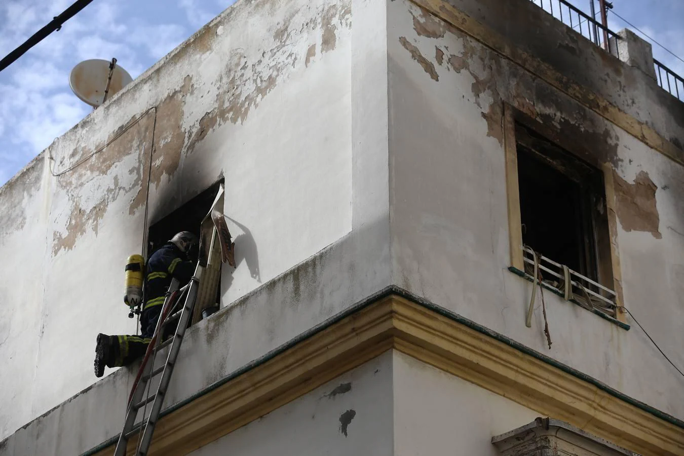 FOTOS: Así ha sido el aparatoso incendio de la plaza de las Viudas en Cádiz