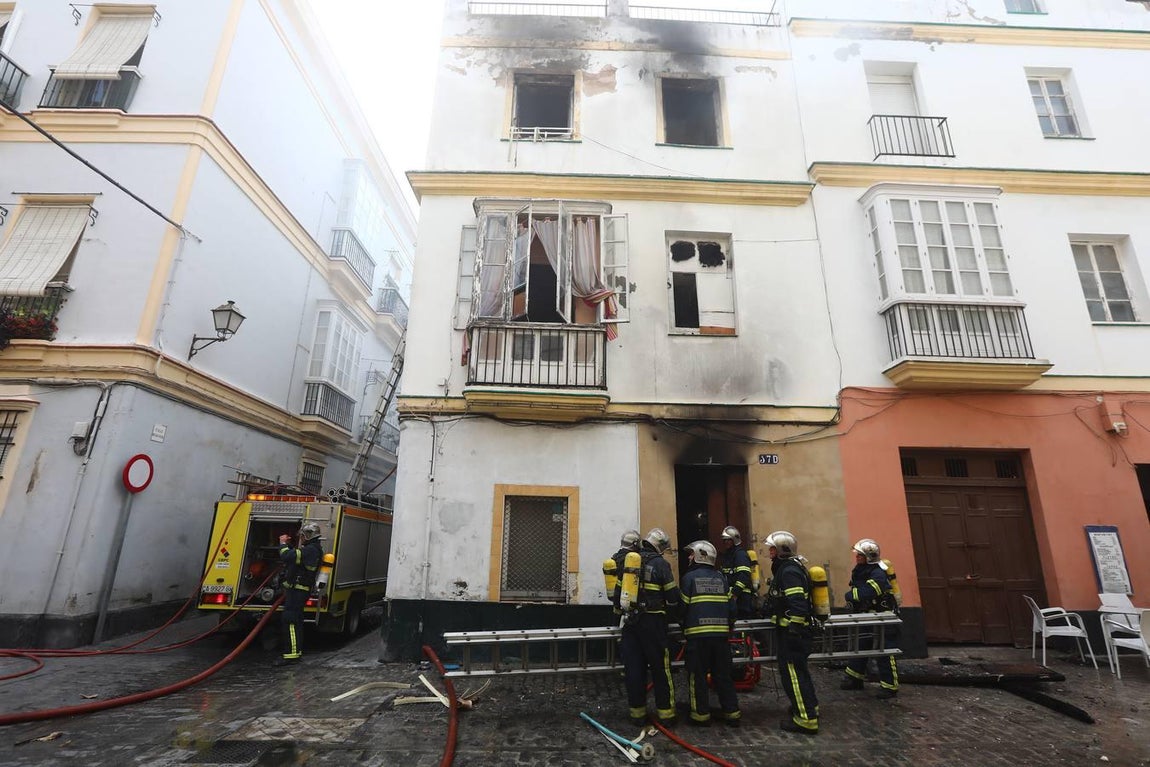 FOTOS: Así ha sido el aparatoso incendio de la plaza de las Viudas en Cádiz