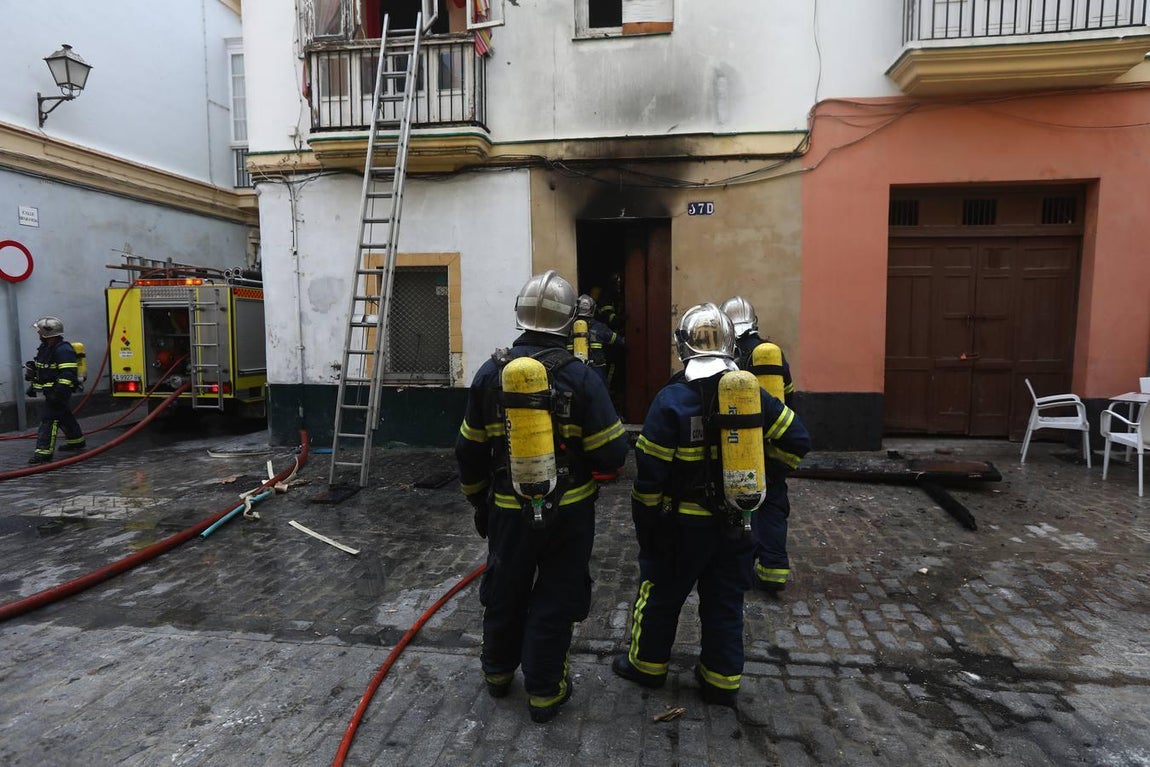 FOTOS: Así ha sido el aparatoso incendio de la plaza de las Viudas en Cádiz