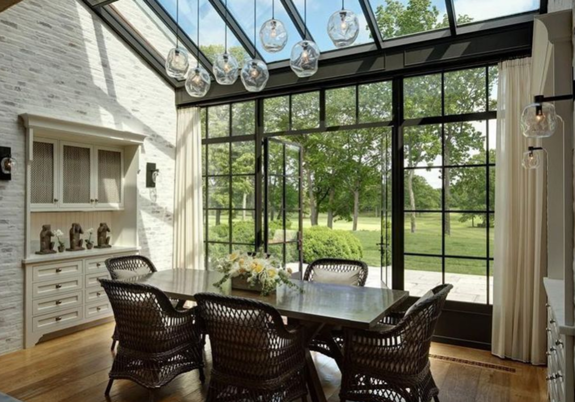 La mansión cuenta con más de 930 metros cuadrados de superficie, en los que se distribuyen varios salones-comedores, cinco espaciosas habitaciones creadas por el famoso arquitecto Richard Landry, cinco baños, una gran cocina de colores neutros, sala de juegos para niños, bodega, gimnasio, spa, una increíble piscina infinita y un amplio garaje.