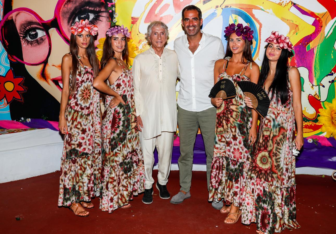 La fiesta «Flower Power» de los famosos en Ibiza, en imágenes