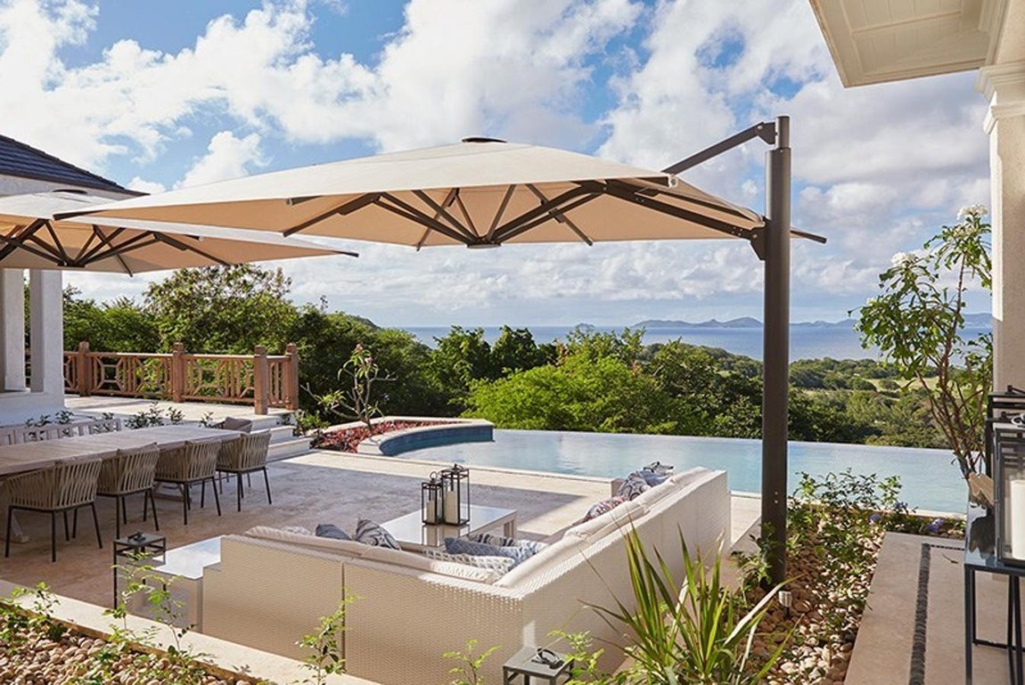 Exterior. Al parecer, esta mansión ya ha sido el lugar elegido por otros miembros de la realeza como Margarita de Windsor. No es de extrañar que se haya convertido en una de las favoritas de las familias reales, dado que ha sido diseñada por un íntimo amigo del príncipe Guillermo: Andrew Dunn.