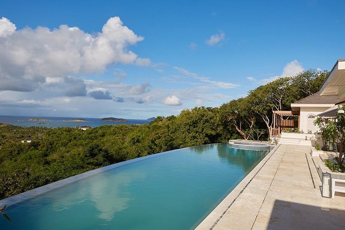Piscina. En color verde agua, esta elegante piscina es lo que más llama la atención en el enorme jardín. Con diseño 'infinity pool', ofrece impresionantes vistas de los alrededores.