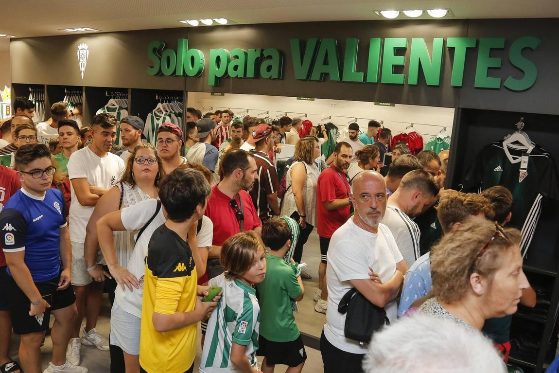 Así es la nueva equipación del Córdoba CF, en imágenes