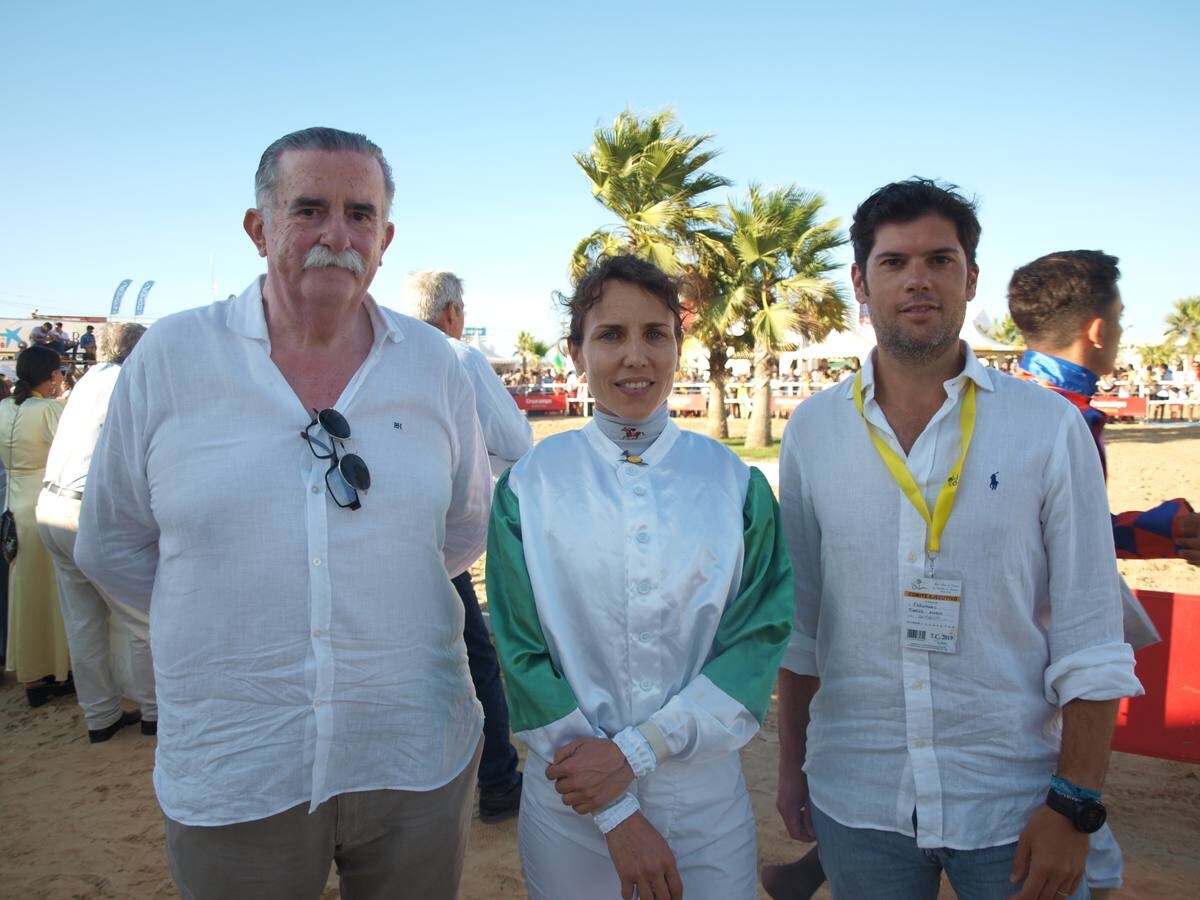 Carlos Lacave, la amazona Diana López y Fernando Muñoz en el paddock sanluqueño