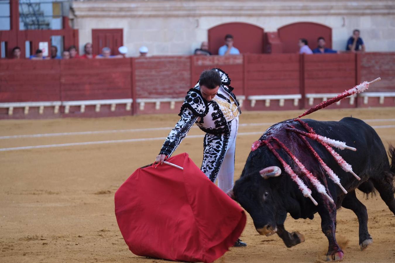 Enrique Ponce reaparece en El Puerto