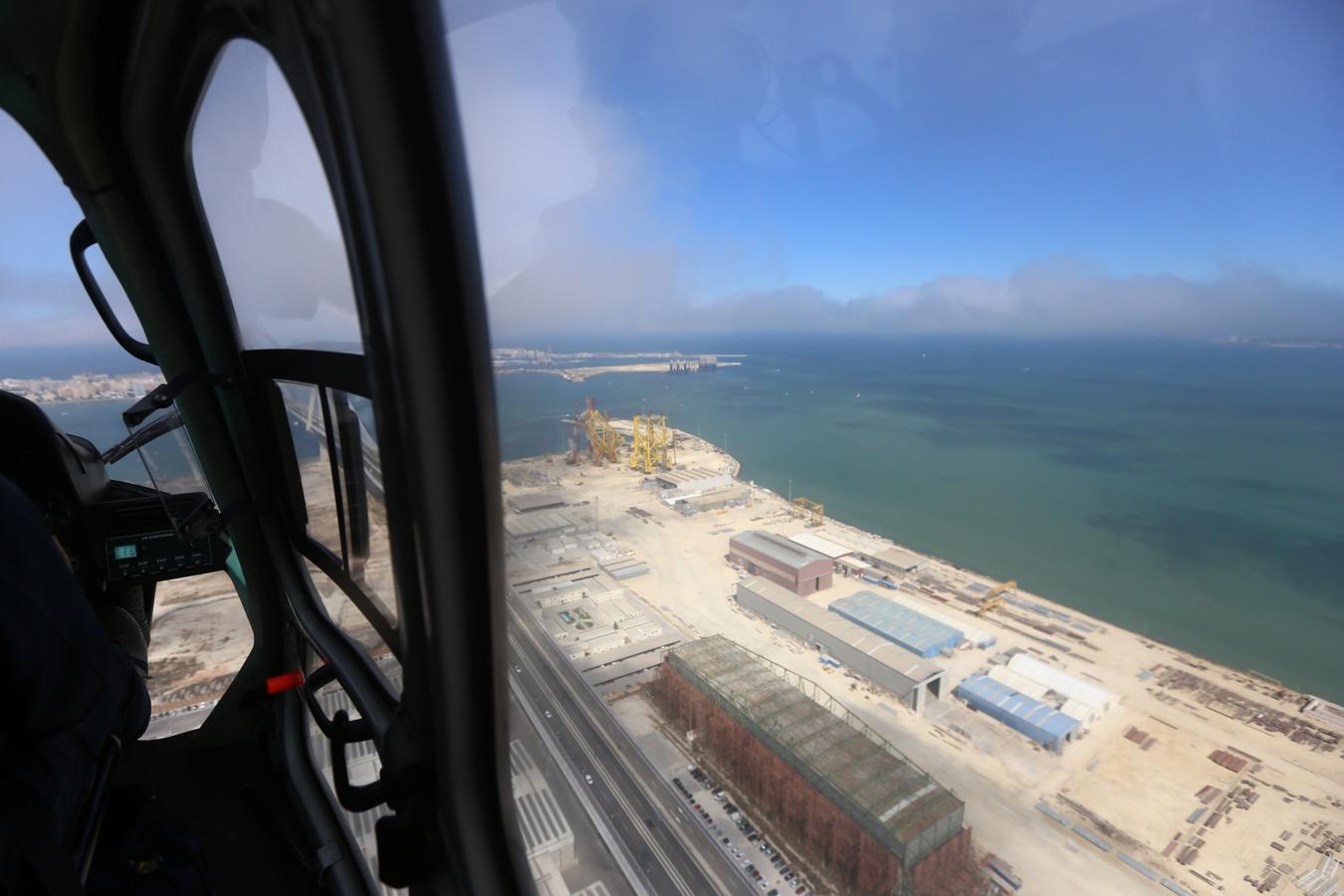 Fotos: Así vigila el helicóptero de la DGT las carreteras de Cádiz