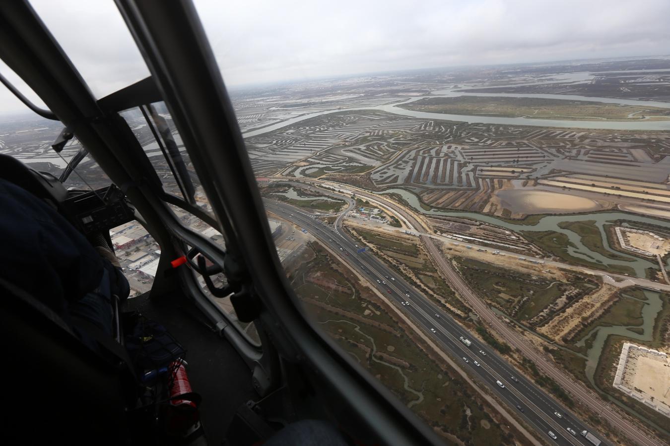 Fotos: Así vigila el helicóptero de la DGT las carreteras de Cádiz