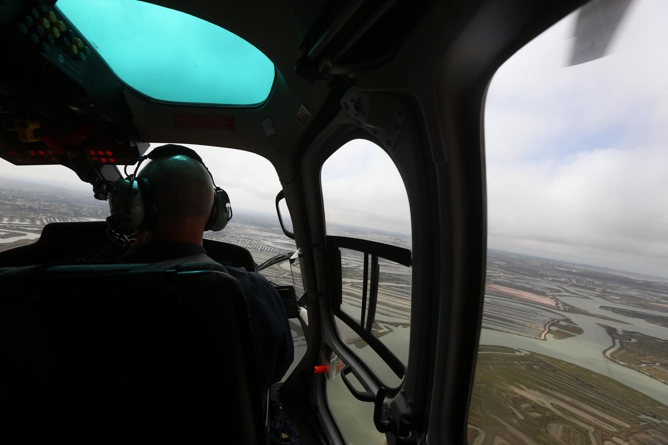 Fotos: Así vigila el helicóptero de la DGT las carreteras de Cádiz