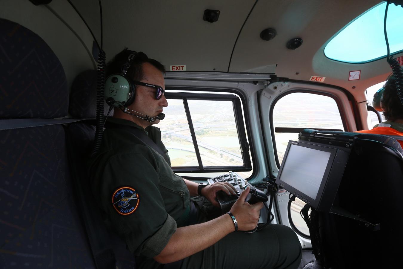 Fotos: Así vigila el helicóptero de la DGT las carreteras de Cádiz