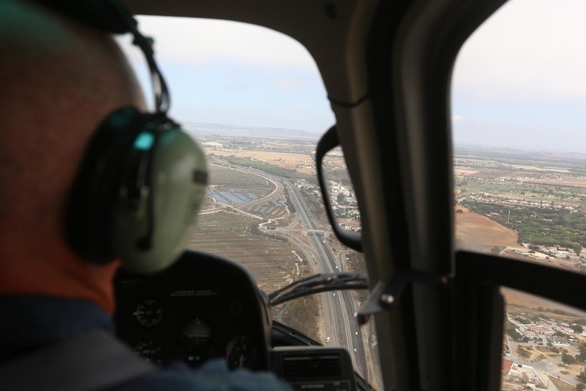Fotos: Así vigila el helicóptero de la DGT las carreteras de Cádiz